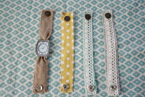 Diy Watch Band, Handmade Watch Bands, Fabric Bracelets, Fabric Yarn, Grand Designs, Diy Ribbon, Upcycled Jewelry, Design Fabric, Bracelet Tutorial