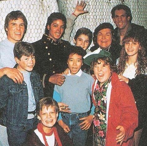 Michael Jackson with the cast of the Goonies | 1984 Goonies Cast, Nick Brandt, Los Goonies, Les Goonies, Goonies Movie, Goonies 1985, Carl Lewis, Stars D'hollywood, Corey Feldman