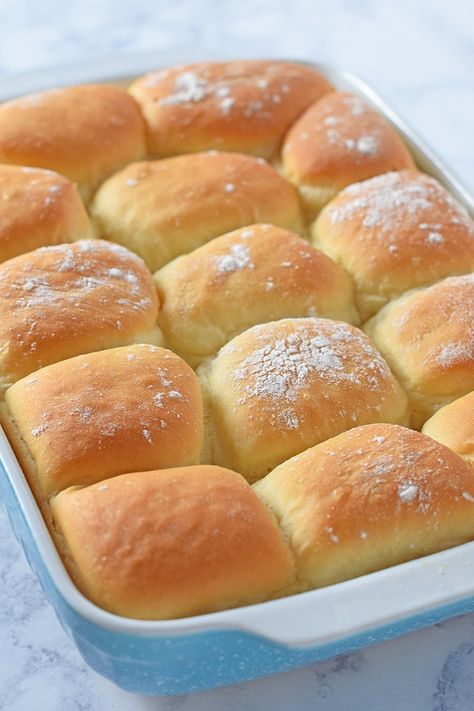 Easy Yeast Rolls, Homemade Yeast Rolls, Homemade Yeast, Yeast Rolls Recipe, Holiday Dinner Recipes, Homemade Rolls, Biscuit Rolls, Homemade Dinner Rolls, Yeast Rolls