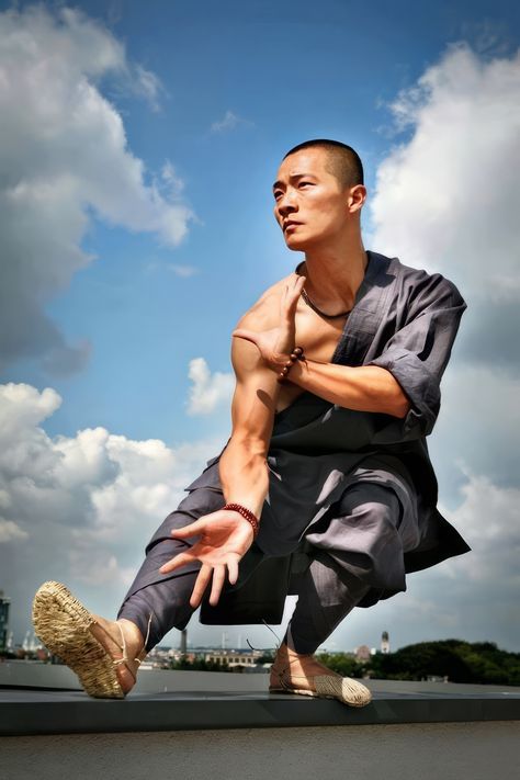 Shaolin kung fu monk warrior Shaolin Monks, Kung Fu Martial Arts, Shaolin Kung Fu, Tai Chi Chuan, Martial Arts Techniques, Pencak Silat, Martial Arts Styles, Chinese Martial Arts, Martial Arts Training