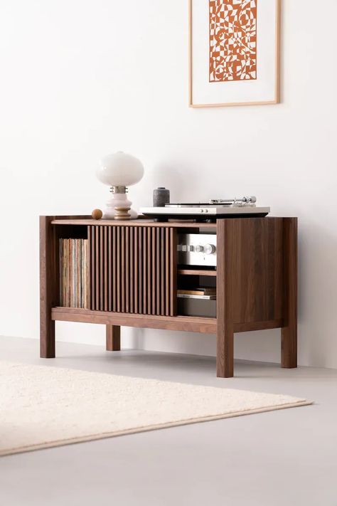 Bring order to your vinyl collection with the JAMM LOW 111 record player stand. Its smart design offers a blend of elegance and efficiency, making it a must-have for enthusiasts. Record Player Setup Aesthetic, Vinyl Player Setup, Record Player Furniture, Vinyl Decor Ideas, Record Furniture, Record Player Setup, Vinyl Record Furniture, Records Storage, Hifi Rack