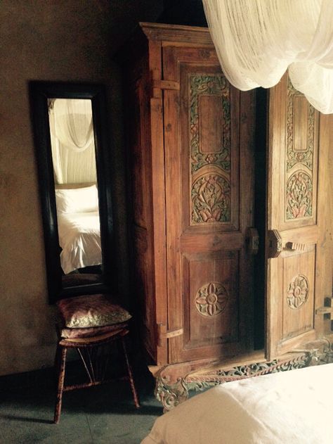 Bali house, wardrobe. Indonesian decor. Tropics Bogota, Traditional Balinese Interior, Indonesian Bedroom, Indonesian Interior Design, Balinese Bedroom, Bali Wardrobe, Phuket Restaurant, Indonesian Decor, Indonesian House