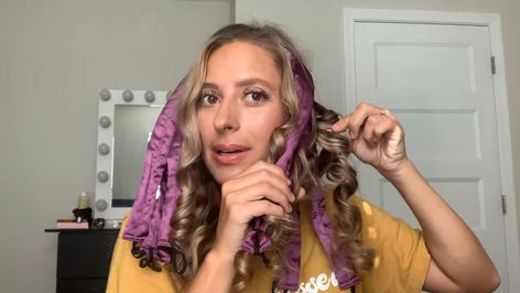 This is a guide to using Octocurl no-heat curlers. Learn how to get heatless curls overnight with this DIY Octocurl tutorial. Curlers Tutorial, No Heat Hair Curlers, No Heat Curlers, Heatless Curls Overnight, Beauty Recipes Hair, Heatless Curlers, Heatless Hair Curlers, Overnight Curls, No Heat Hairstyles