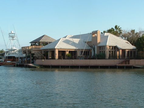 George Strait's home and yacht in Rockport, TX George Strait House, George Strait Family, Rockport Texas, King George Strait, George Strait, Country Stars, King George, Ranch House, Summer 2019