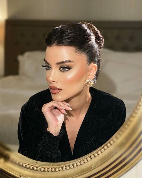 Glam Bride Makeup, Classy Makeup, Bold Makeup Looks, Guest Hair, Classic Makeup, Ball Hairstyles, Peinados Recogidos, Long Hair Wedding Styles, Bold Makeup