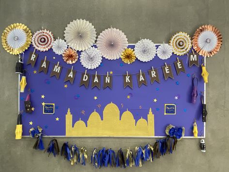 Eid Bulletin Board Ideas, Ramadan Classroom Door Decorations, Ramadan Board Ideas, Eid Board Decoration For School, Milad Decoration Ideas For School, Ramadan Bulletin Board, Ramadan Bulletin Board Ideas, Eid Milad Un Nabi Decoration Ideas, Raya Deco