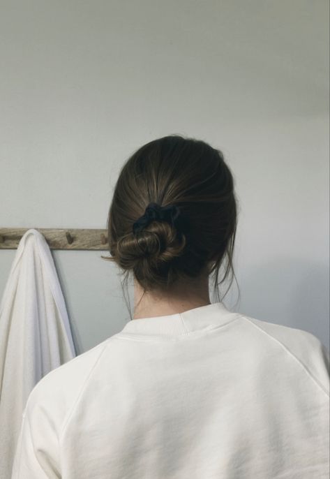 Mediun brown hair in a messy bun. Natural shiny higlights. Minimal white sweater. Brown Hair Bun, Hair In A Messy Bun, A Messy Bun, Short Brown Hair, High Bun, Hair Bun, Natural Face, White Sweater, Messy Bun