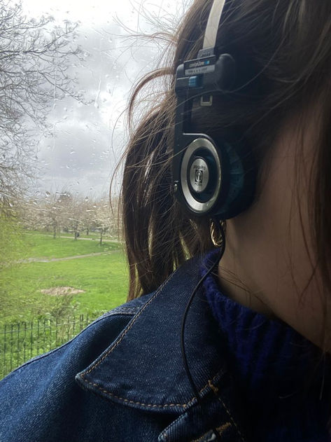 Aesthetic Rainy Day Outfit, Old Headphones, Headphones Vintage, Koss Porta Pro, Koss Headphones, Aesthetic Rainy Day, Retro Headphones, Vintage Headphones, Small Headphones