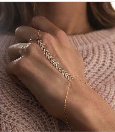 Vintage Jewelry Aesthetic, Jóias Body Chains, Unique Wedding Jewelry, Hand Chain Jewelry, Hand Chain Bracelet, Pretty Jewelry Necklaces, Jewelry Aesthetic, Hand Accessories, Jewelry Accessories Ideas