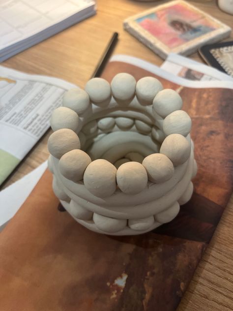 Clay Coil Pots Simple, Coil Pot Ideas Ceramics Easy, Types Of Coils Clay, Coil Pinch Pot Ideas, Handmade Clay Pots Ideas, Easy Coil Pots, Cute Coil Pot Ideas, Easy Coil Pottery Ideas, Coiled Clay Projects