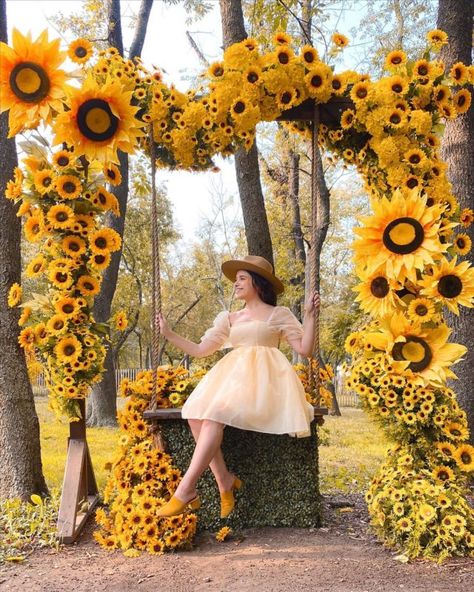 Sunflower Party, Sunflower Baby Showers, Sunflower Themed Wedding, Birthday Party Theme Decorations, Diy Photo Booth, Venue Decor, Sunflower Decor, Outdoor Wedding Decorations, Sunflower Wedding