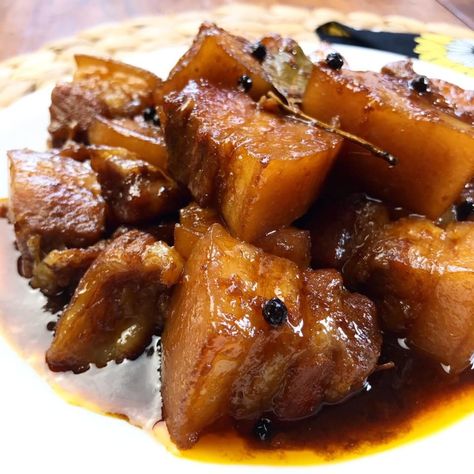 Adobong Baboy (Filipino Pork Adobo). Traditional pork adobo is a traditional Filipino dish made by simmering pork pieces in soy sauce and vinegar. Pork Hamonado Recipe, Pork Hamonado, Filipino Pork Adobo, Pork Adobo Recipe, Filipino Pork Recipes, Pork Adobo, Adobo Recipe, Ground Beef Pasta, Pork Belly Recipes