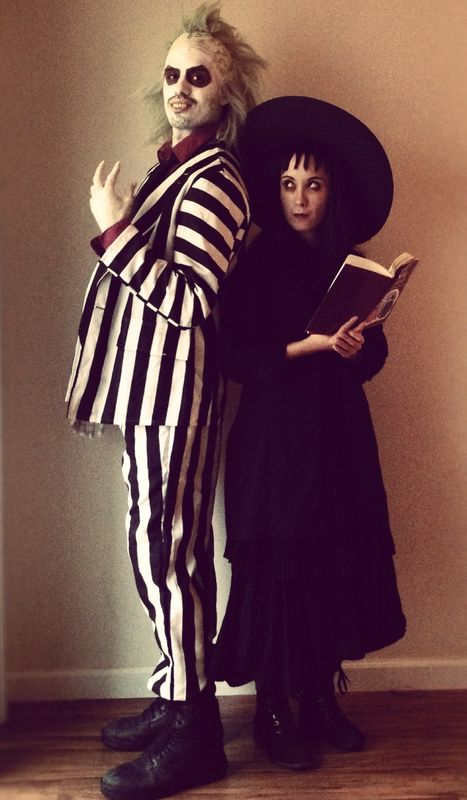 lydia and beetlejuice COSTUME - Google Search Halloween Costume Couple, Anime Festival, Original Halloween Costumes, Meme Costume, Beetlejuice Costume, Unique Couple Halloween Costumes, Best Couples Costumes, Beetlejuice Halloween, Cheap Halloween Costumes