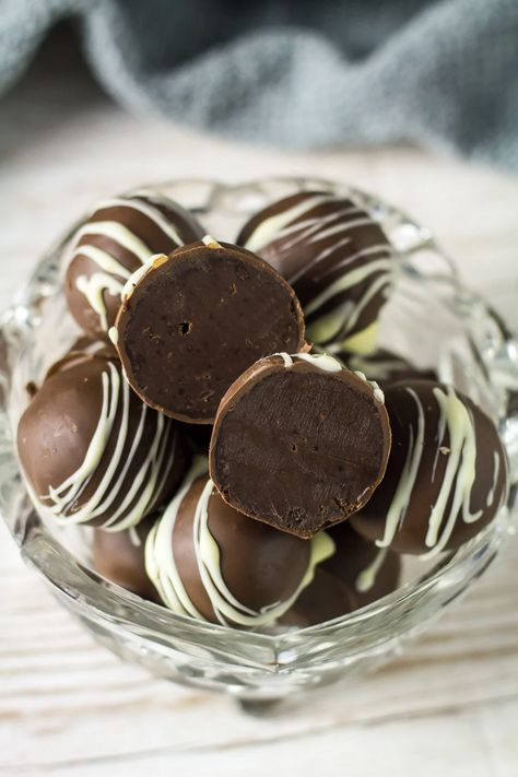 Chocolate Coffee Truffles - These deliciously rich and creamy chocolate truffles are infused with coffee, and sealed in a smooth chocolate shell! #chocolate #chocolaterecipes #chocolatetruffles #truffles #coffeerecipes #nobakerecipes Coffee Truffles Recipe, Chocolate Rum Balls, Coffee Truffles, Rum Truffles, Truffles Recipe, Rum Balls, Candy Truffles, Truffle Recipe, Dessert Pictures