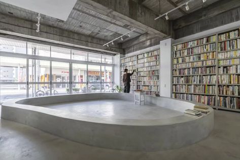 Library Japan, Small Library, Library Plan, Smooth Concrete, Minimalist Japanese, Japanese Home, Concrete Bench, Open Library, Concrete Building