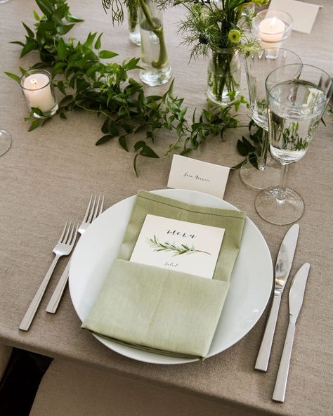 place setting Wedding Table Menus, Table Plate, Castle Wedding Venue, Engagement Bride, Green Napkins, Wedding Plates, Sage Green Wedding, Wedding Place Settings, Green Table