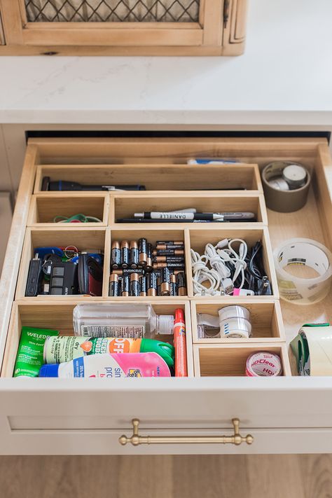 Lid Drawer Organization, Cordoba, Kitchen Draw Organization Ideas, Household Systems, Kitchen Drawers Organization, Kitchen Storage Closet, Dresser Top Organization Ideas, Kitchen Drawers And Cabinets, Messy Drawer