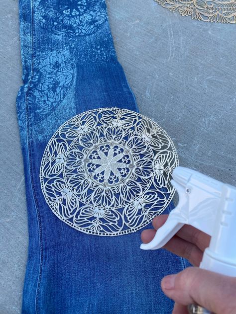 Diy Bleach Pattern Jeans, Bleach Dye Denim Jacket, Print On Jeans Diy, Embellish Clothes Diy, Bleach Stencil Jeans, Jean Makeover Diy, Diy Printed Fabric, Bleach Jean Jacket Diy, How To Bleach Paint Jeans