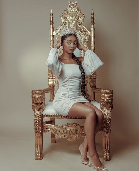 Throne Birthday Photoshoot, Royal Birthday Photoshoot Ideas, Sophisticated Birthday Photoshoot, Birthday Photoshoot Ideas Sweet 16 Outfits, Formal Birthday Photoshoot, All White Birthday Photoshoot, Queen Birthday Photoshoot, Birthday Photoshoot Dress Ideas Outfit, 16 Birthday Picture Ideas