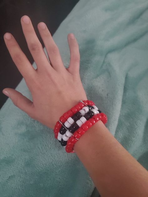 Diy Fnaf Cosplay, Fnaf Kandi Cuff, Band Kandi Bracelets, Fnaf Kandi Bracelet, Scene Bracelets Kandi, Kandi Bracelets Scene, Cute Kandi Bracelets, Fnaf Kandi Pattern, Emo Kandi Bracelets