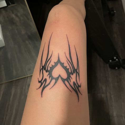 Tattoo Pequeños Mujer, Cybersigilism Tattoo, Heart Tat, Cyberpunk Tattoo, Sigil Tattoo, Sharpie Tattoos, Clever Tattoos, Chest Tattoos For Women, Creepy Tattoos