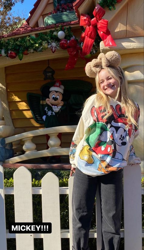 Disneyland Aesthetic Outfit Winter, Cute Disney Fits Winter, Disney Fits Aesthetic Winter, Trendy Disneyland Outfits, Christmas In Disney World Outfits, Holiday Disney Outfits, Disney Outfits November, Disneyworld Christmas Outfit, Disney World Outfits Christmas