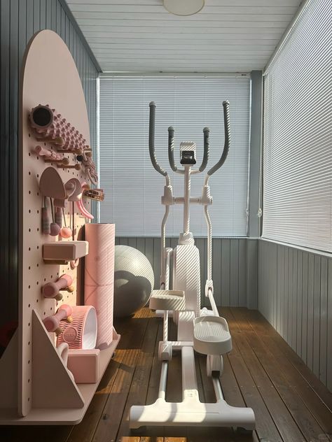 Pretty Workout Room, Gym In Home Ideas, Small Gym Aesthetic, Home Gym Feminine, Cute Workout Room, Pink Gym Room, Classy Home Gym, Home Workout Setup, Pink At Home Gym