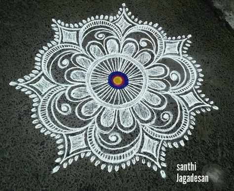 Jhoti Chita Design, Alpana Designs, Indian Rangoli Designs, Very Easy Rangoli Designs, Rangoli Designs Simple Diwali, Rangoli Simple, Rangoli Side Designs, Simple Flower Design, Rangoli Designs Latest