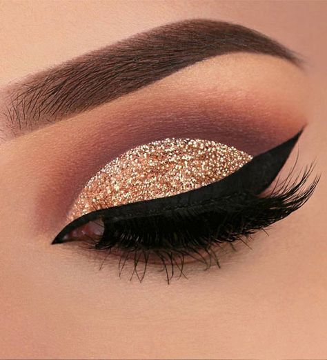 16. Shimmery gold eyeshadow Looking for the best eyeshadow eye makeup trends 2021. Whether smokey, Euphoria or soft glam eye makeup looks we’ve got... Sweet 16 Makeup, Mom Makeup, Quinceanera Makeup, Pageant Makeup, Make Up Inspiration, Quinceanera Hairstyles, Beautiful Eye, Trendy Makeup, Eye Makeup Tips