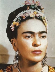 Frida Kahlo de Rivera - born Magdalena Carmen Frieda Kahlo y Calderón (1907- 1954) Mexican painter, best known for her self-portraits. Kahlo suggested, "I paint myself because I am so often alone and because I am the subject I know best." She also stated, "I was born a bitch. I was born a painter." Paintings Of Frida Kahlo, Portrait Photo Face, Freda Carlo, Natalie Clifford Barney, Freida Kahlo, Frida Kahlo Portraits, Kahlo Paintings, Frida Kahlo Style, Frida And Diego