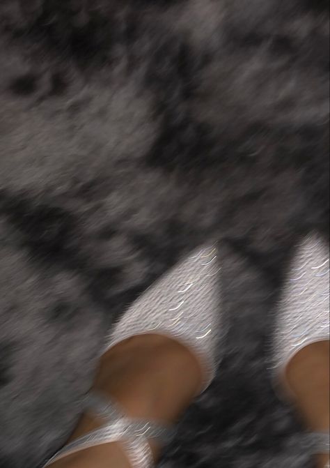 #heels #sparkle #white #blurry #blurryaesthetic Wallpapers, Blurry Heels Aesthetic, Low Exposure, Heels Aesthetic, Phone Screen, Sabrina Carpenter, Art Girl, Sparkle, Screen