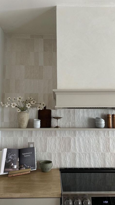 White Tile Backsplash No Grout, Neutral Backsplash Ideas, Imperfect Subway Tile Backsplash, Kitchen Back Splash Tiles, All White Kitchen Decor, Tiled Hood Vent, White Tile Living Room, Small Tile Backsplash, Vertical Kitchen Backsplash