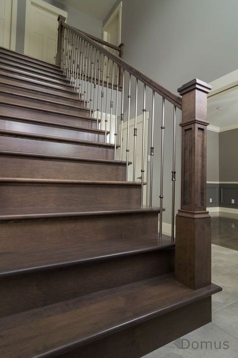 2a50e9c2d6b89b95bcb416d6857f8b45 Dark Wooden Staircase, Stained Staircase, Wooden Staircase Design, تحت الدرج, Staircase Design Ideas, Stairway Decorating, Wooden Staircase, Handrail Design, Hardwood Stairs