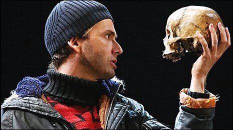 The major prop in this scene is of course Yorrick's skull. David Tennant Hamlet, Holding Skull, Shakespeare Words, Teaching Shakespeare, Shakespeare Hamlet, Alec Guinness, Royal Shakespeare Company, Strange Tales, Inside Joke