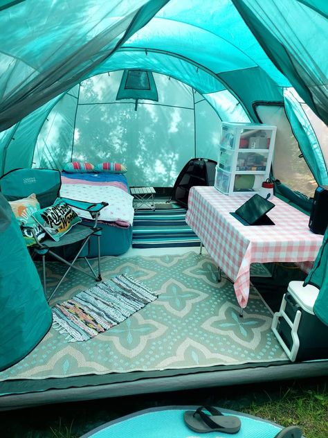 Cute Tent Set Up, Camp Set Up Ideas Campsite, Tent Living Full Time, Glamping Tent Interior Ideas, Glamping Tent Ideas, Tent Set Up Ideas Inside, Tent Set Up Ideas, Girly Camping, Camping At Home