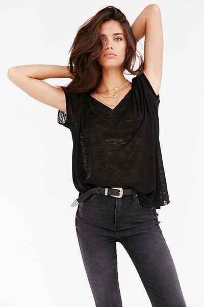 Tee Outfits, Fashion And Beauty Tips, Clothing Sites, Black Women Fashion, Tee Outfit, Textured Knit, Urban Outfitters Tops, Wearing Black, V Neck Tee