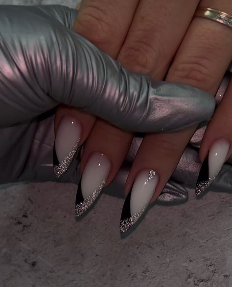 Night At The Roxbury, Black Silver Nails, Black Acrylic Nail Designs, Silver Nail Designs, No Mercy, Fancy Nails Designs, Black Nail, January 25, Silver Nails