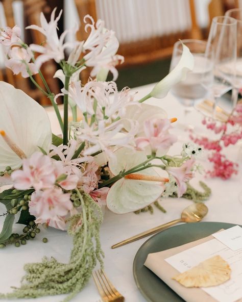 SF Bay Area Florist | Cindy | From a year ago celebrating J & W– Dinner in a tropical garden🍍🌿 Design & Planning @bylara.design.planning Photo & Video… | Instagram Hawaii Garden Wedding, Hawaii Wedding Table Decor, Hawaii Wedding Flowers, Tropical Garden Design, Vintage Hawaii, Floral Studio, Oahu Hawaii, Hawaii Wedding, Wedding Florals