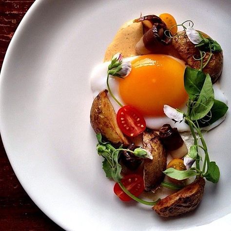 Roasted potato, shaved mushrooms, cherry tomatoes, fried egg Breakfast Plate Presentation, Breakfast Menu Ideas, Plated Breakfast, Fine Dining Plating, Breakfast Presentation, Food Presentation Plates, Gourmet Food Plating, Plate Presentation, Gourmet Breakfast