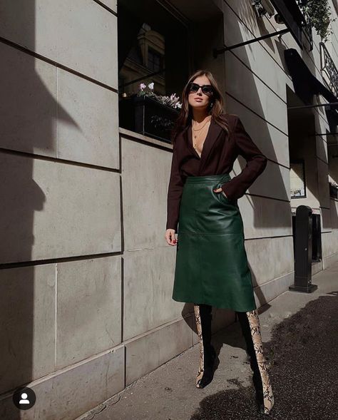 Darja Barannik, Green Leather Skirt, Long Leather Skirt, Scarf Outfit, Person Standing, Minimal Chic, Spring Fashion Trends, Fashion People, Spring Trends