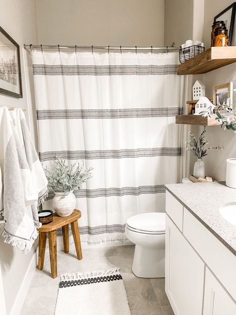 White Bathroom Ideas With Shower Curtain, Simple Master Bath Decor, Guest Bathroom Ideas Black And White, Navy Guest Bathroom, Gray And Brown Bathroom Ideas, Bathrooms With Shower Curtains Ideas, White And Brown Bathroom Ideas, Farmhouse Bathroom Curtain Ideas, Bathroom Decor Brown Cabinets