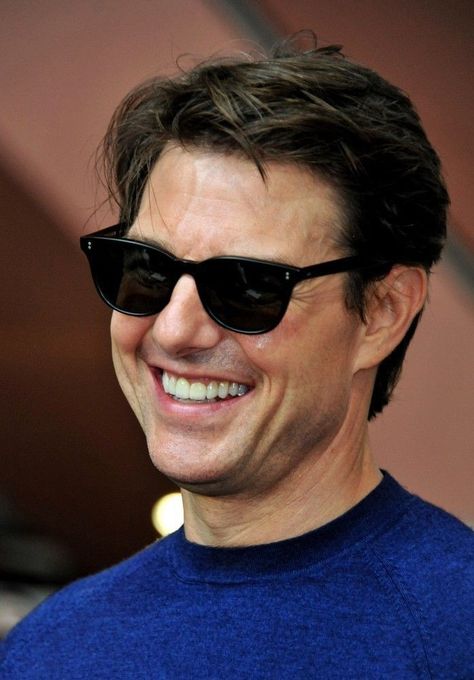 Tom Cruise Selfie, Tom Cruz, Cruise Photos, Foreign Celebrities, Celebrity Smiles, Tom Cruise Movies, Mens Sunglasses Fashion, Baby Toms, Twilight Blue