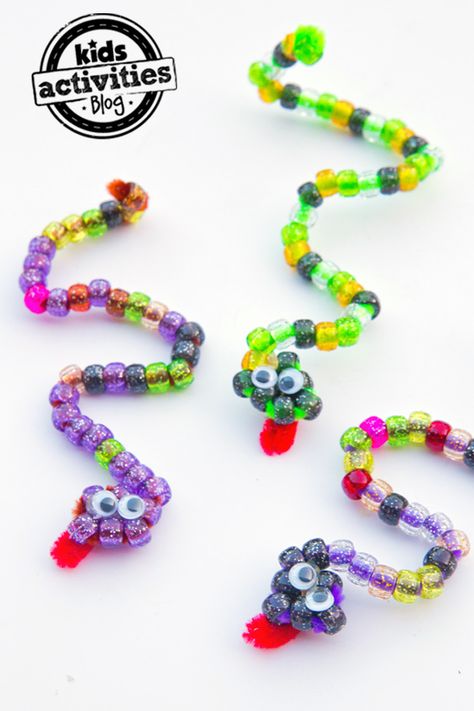 Pipe Cleaner Craft: Beaded Snakes Pipe Cleaner Crafts, Snake Crafts, Vbs Crafts, Crafty Kids, Camping Crafts, Childrens Crafts, Craft For Kids, Pipe Cleaner, Animal Crafts