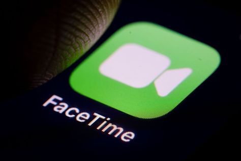 New story in Technology from Time: A Major FaceTime Bug Might Let Callers Hear Your Conversation Before You Pick Up by Casey Quackenbush Facetime Iphone, Group Facetime, Video Chat App, Tim Cook, Face Time, Windows Phone, Chat App, Software Update, Mac Os