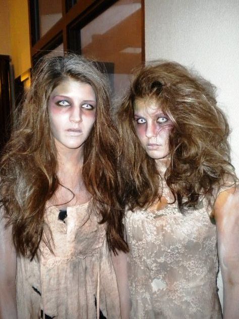 Zombie girls Zombie Thriller Costume Ideas, Actually Scary Halloween Costumes, Zombie Clothes Diy, Zombie Costume Aesthetic, Cute Zombie Costume, Scary Zombie Costume, Zombie Hairstyles, Diy Zombie Costume, Zombie Costume Ideas