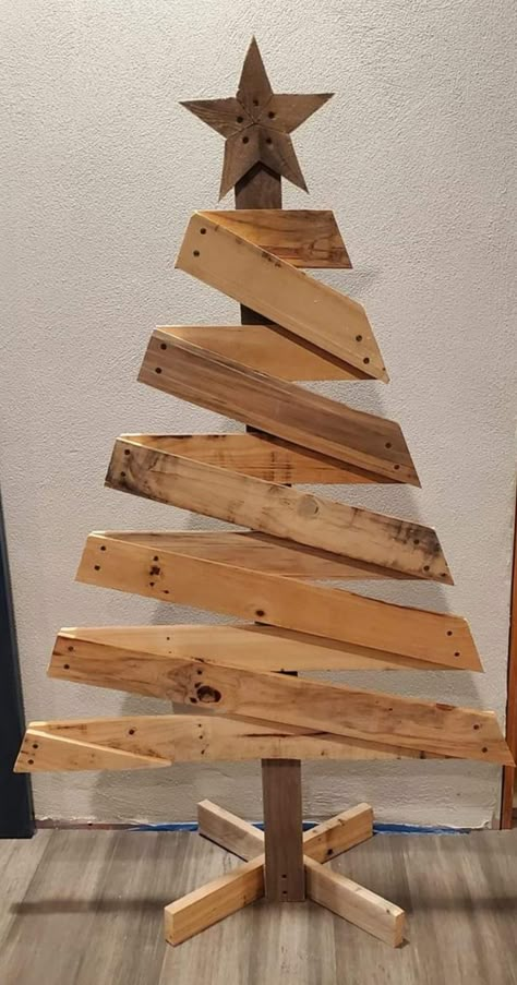 Pallet Wood Christmas, Christmas Diy Wood, Pallet Christmas Tree, Wooden Christmas Crafts, Pallet Christmas, Wooden Christmas Tree, Wood Christmas Tree, Christmas Wood Crafts, Wooden Christmas Trees