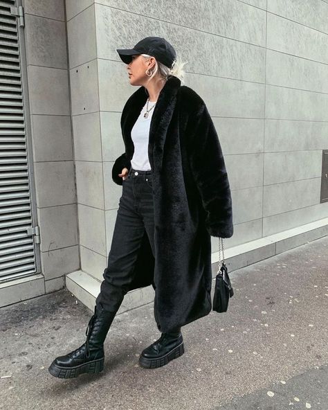 Black Fur Coat Outfit Casual, Long Black Fur Coat, Black Fur Coat Outfit, Classic Winter Outfits, Fur Coat Street Style, Faux Fur Coats Outfit, Winter Outfits For Men, Coat Outfit Casual, Oversized Faux Fur Coat