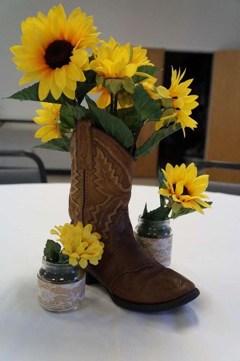 Sunflower Bridal Shower Ideas, Western Centerpieces, Sunflower Birthday Parties, Bridal Shower Themes, Cowboy Theme Party, Wedding Shower Party, Sunflower Party, Country Bridal Shower, Sunflower Baby Showers