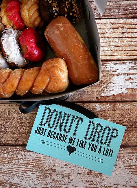 Donut Drop Surprise Gift Idea Marketing Gift, Free Printable Gifts, Cute Gifts For Friends, Free Printable Gift Tags, Ideas Hogar, Neighbor Gifts, Gift Tags Printable, Great Birthday Gifts, Surprise Gift