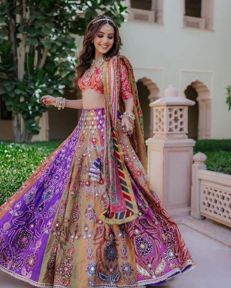 Mehndi Hairstyle, Mehndi Look, Mehendi Lehenga, Mehendi Dress, Hairstyle Indian, Garba Outfit, Mehndi Outfit, Haldi Outfits, Mehendi Ceremony